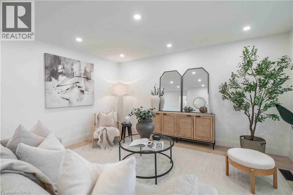 67 Toby Crescent, Hamilton, ON - Indoor Photo Showing Living Room