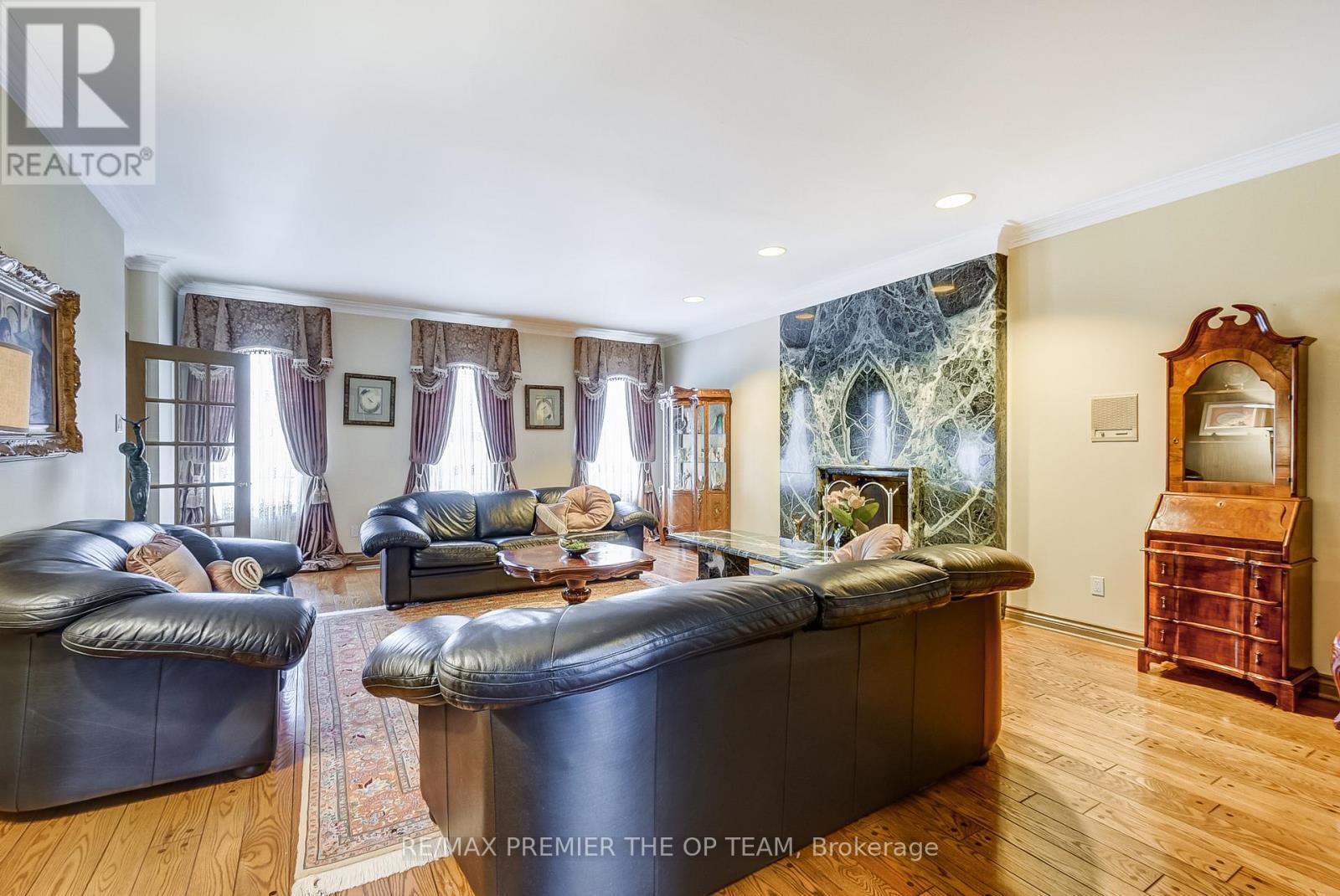 118 Cowan Drive, Vaughan, ON - Indoor Photo Showing Living Room