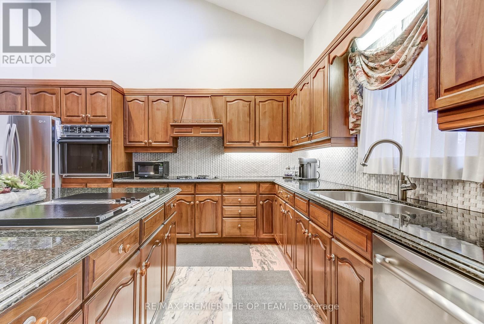 118 Cowan Drive, Vaughan, ON - Indoor Photo Showing Kitchen With Double Sink