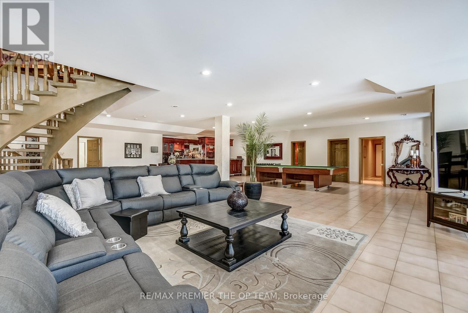 118 Cowan Drive, Vaughan, ON - Indoor Photo Showing Living Room