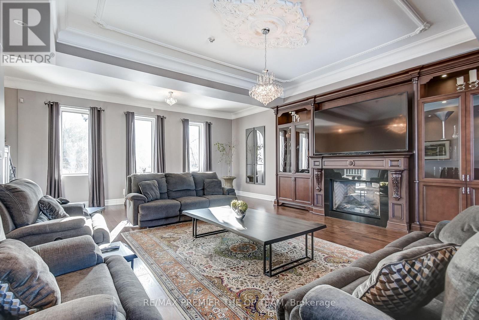 118 Cowan Drive, Vaughan, ON - Indoor Photo Showing Living Room