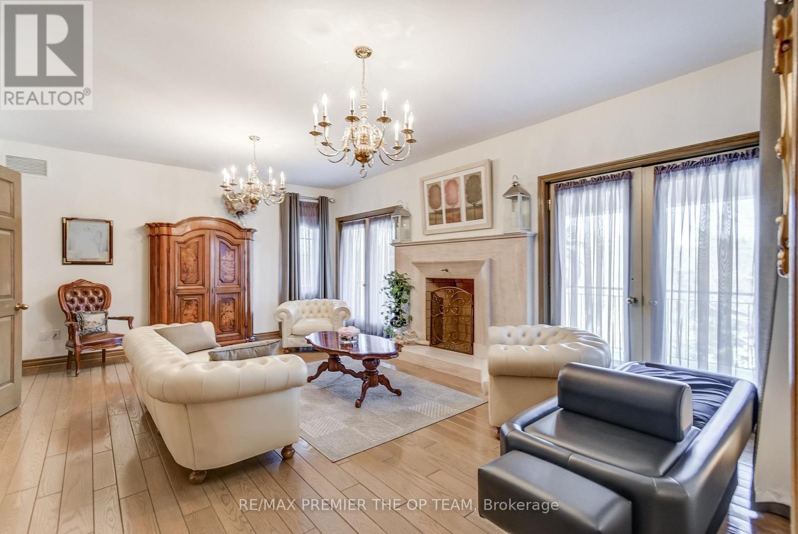 118 Cowan Drive, Vaughan, ON - Indoor Photo Showing Living Room With Fireplace