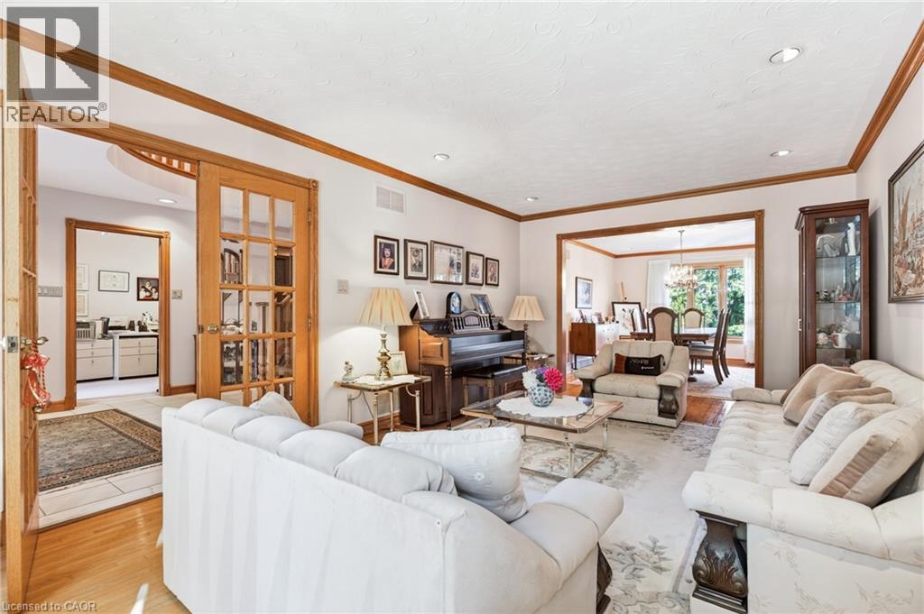 79 Maple Drive, Hamilton, ON - Indoor Photo Showing Living Room