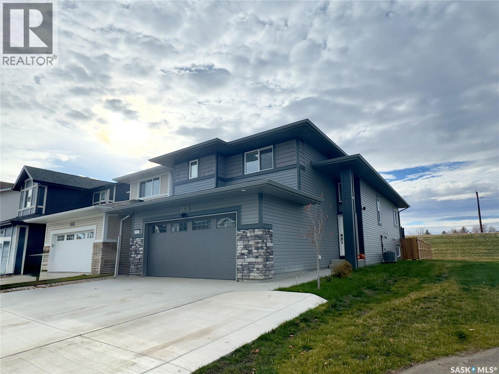 302 Pepper Place, Saskatoon, SK - Outdoor With Facade