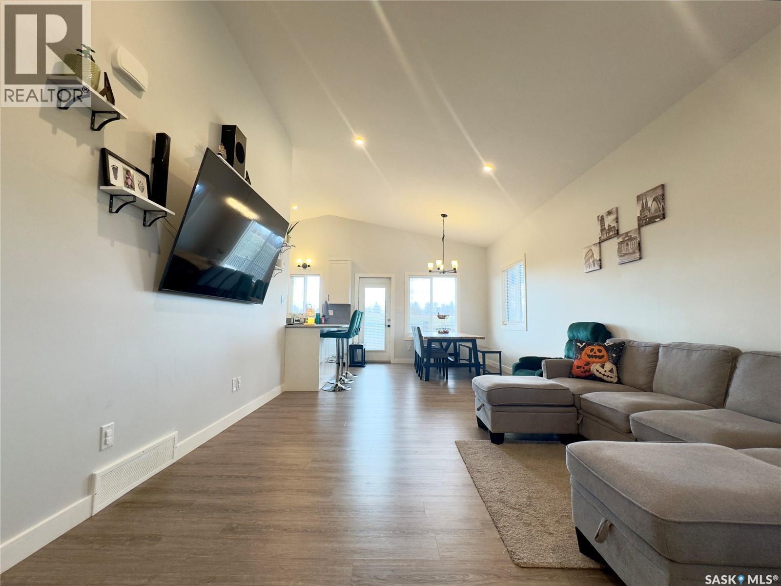 302 Pepper Place, Saskatoon, SK - Indoor Photo Showing Living Room