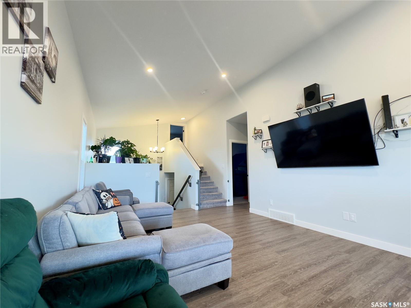 302 Pepper Place, Saskatoon, SK - Indoor Photo Showing Living Room