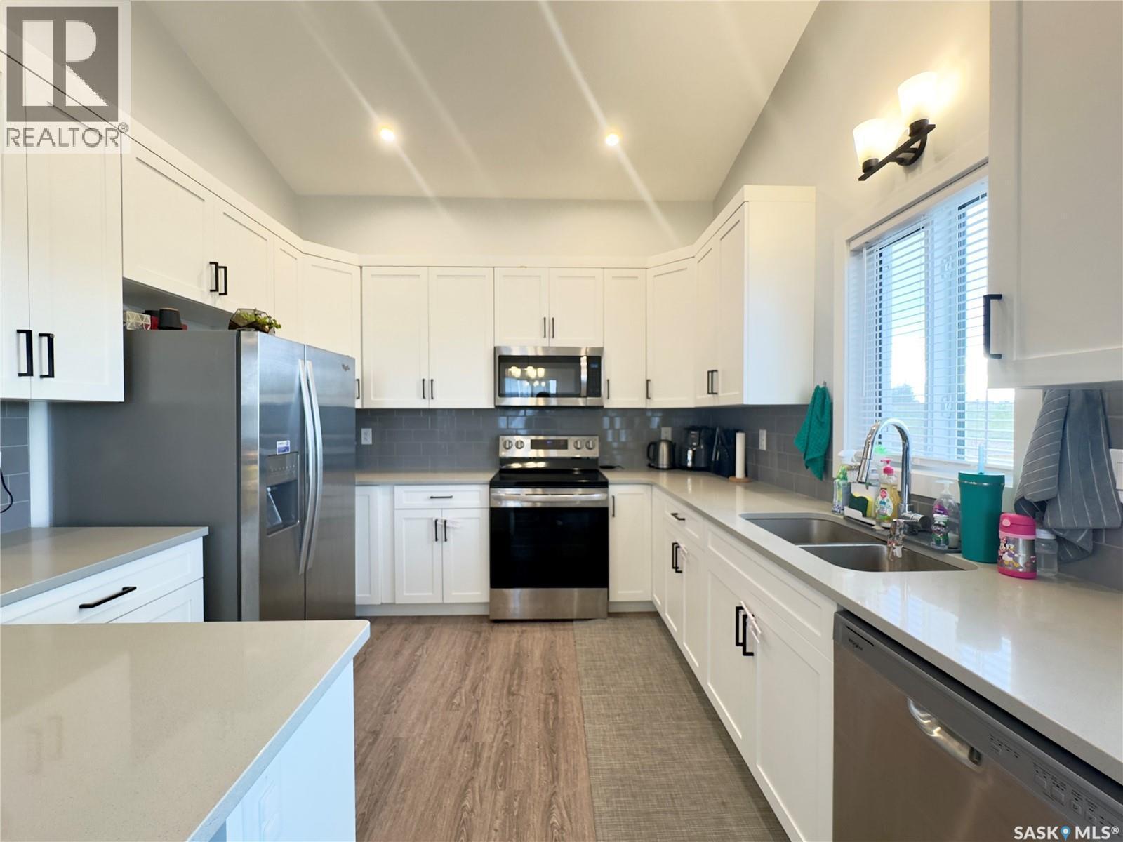 302 Pepper Place, Saskatoon, SK - Indoor Photo Showing Kitchen With Stainless Steel Kitchen With Double Sink