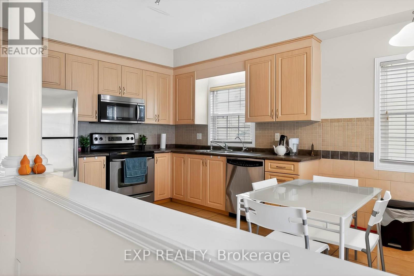 600 Winterberry Avenue, Waterloo, ON - Indoor Photo Showing Kitchen With Double Sink