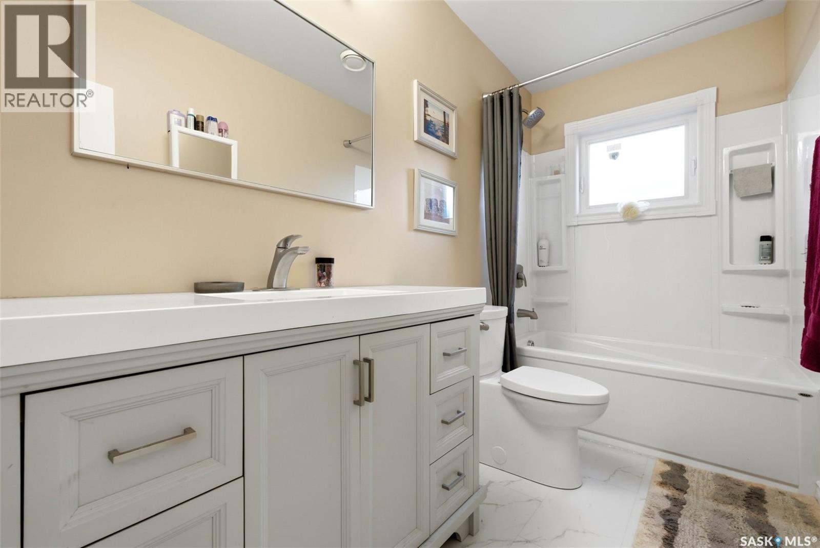 321 Elphinstone Street, Regina, SK - Indoor Photo Showing Bathroom