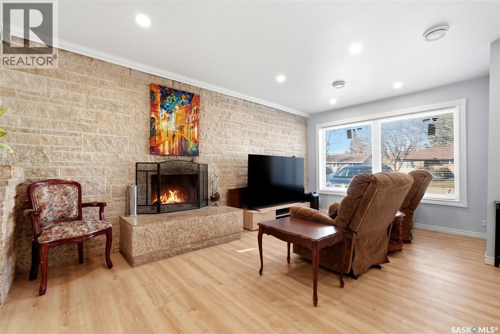 321 Elphinstone Street, Regina, SK - Indoor Photo Showing Living Room With Fireplace