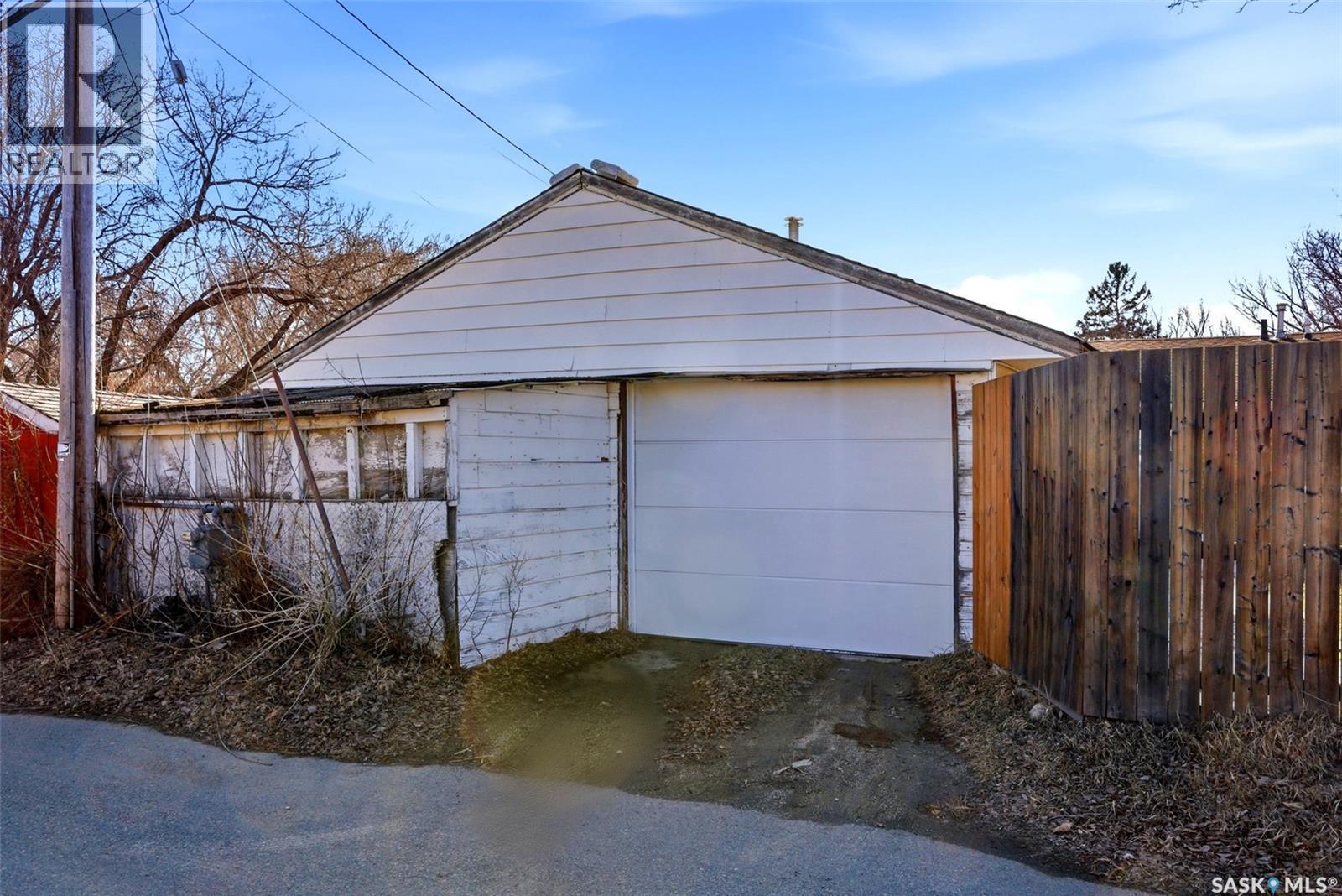 321 Elphinstone Street, Regina, SK - Outdoor