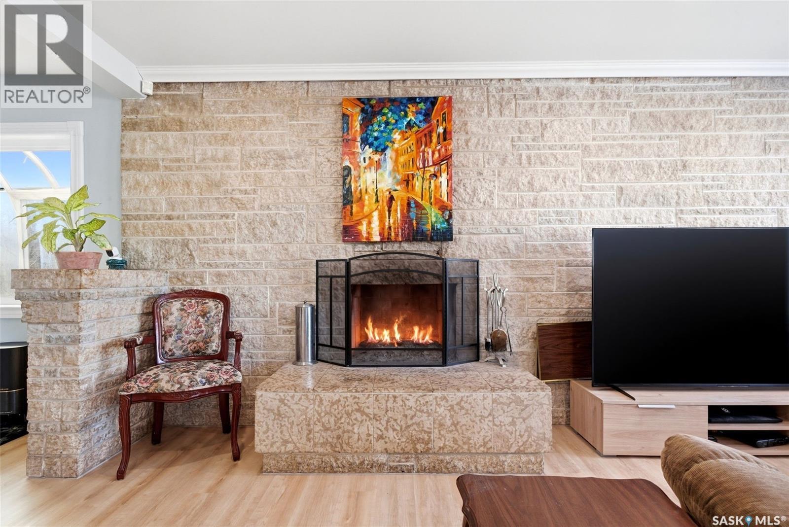321 Elphinstone Street, Regina, SK - Indoor Photo Showing Living Room With Fireplace