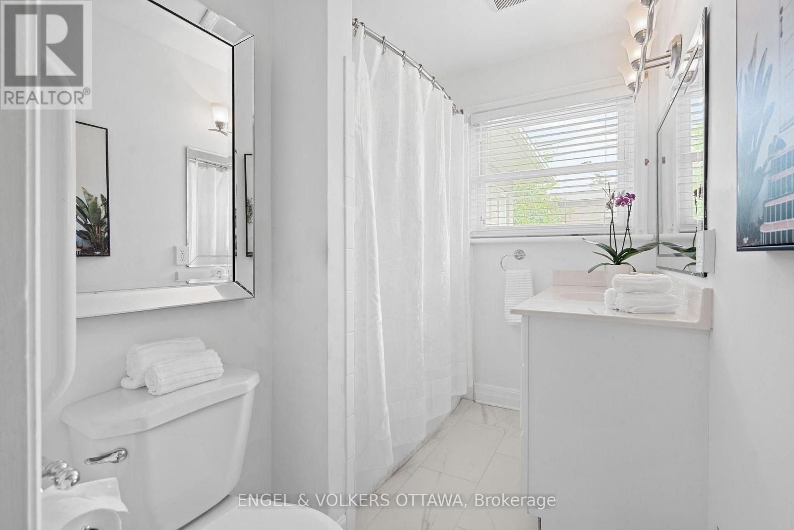 249 Faircrest Road, Ottawa, ON - Indoor Photo Showing Bathroom