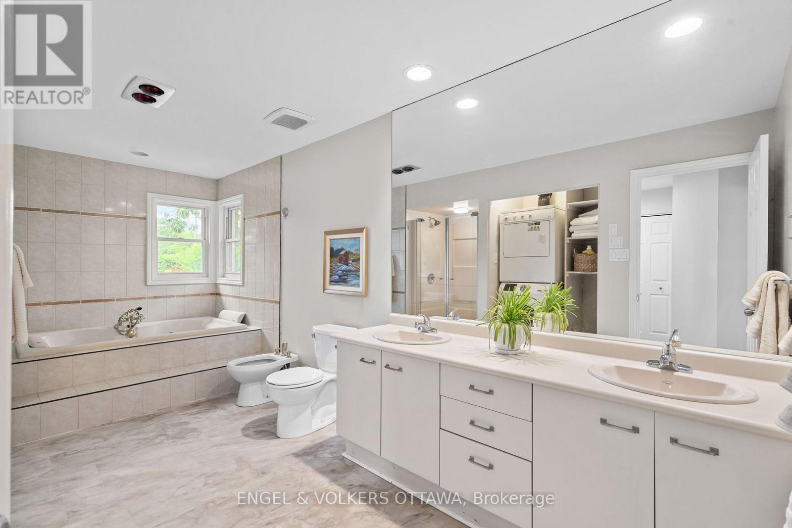 249 Faircrest Road, Ottawa, ON - Indoor Photo Showing Bathroom