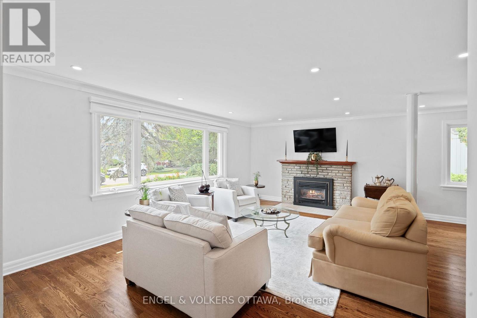 249 Faircrest Road, Ottawa, ON - Indoor Photo Showing Living Room With Fireplace