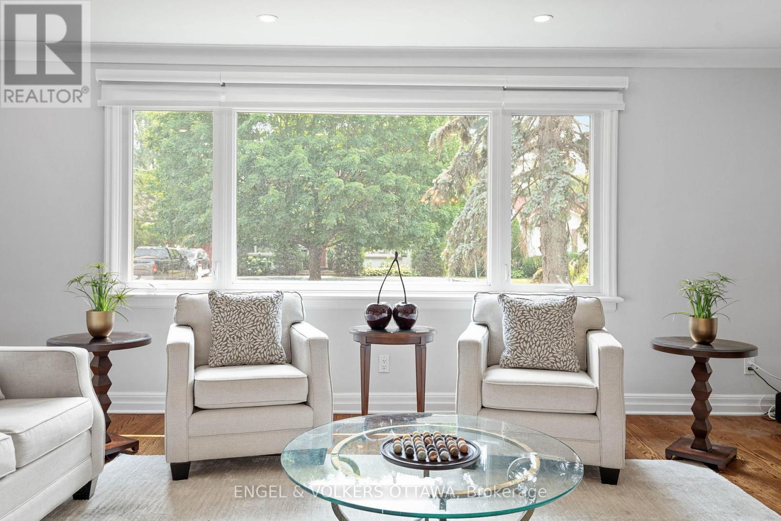 249 Faircrest Road, Ottawa, ON - Indoor Photo Showing Living Room
