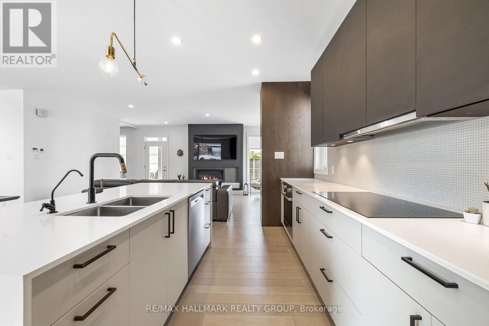 101 Tay Street, Ottawa, ON - Indoor Photo Showing Kitchen With Double Sink With Upgraded Kitchen