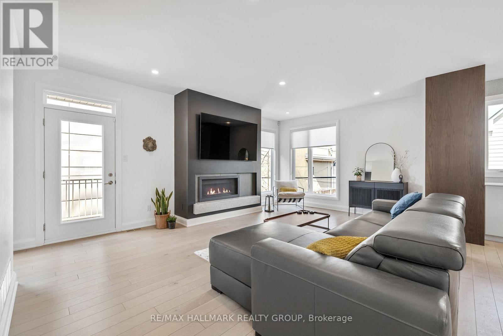 101 Tay Street, Ottawa, ON - Indoor Photo Showing Living Room With Fireplace