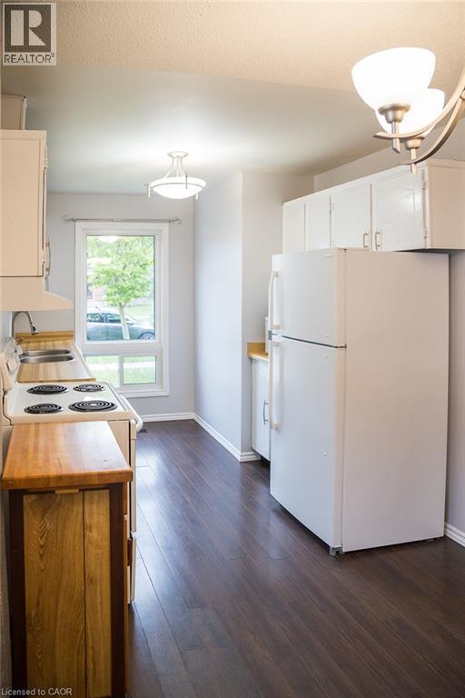 Mainfloor kitchen - 96 Pathfinder Crescent, Kitchener, ON - Indoor Photo Showing Kitchen