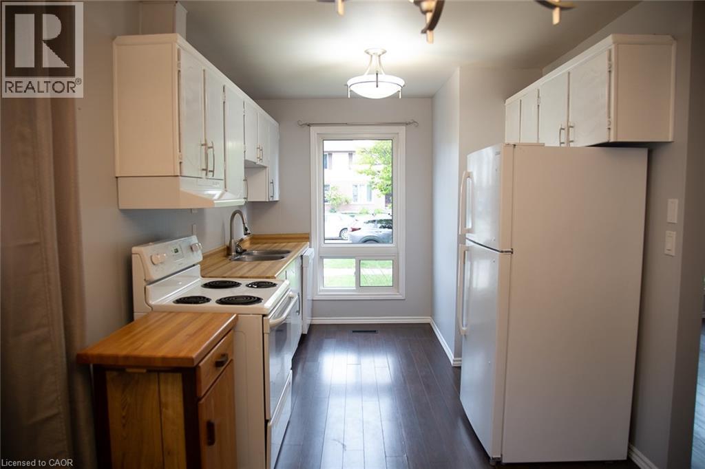 Mainfloor kitchen - 96 Pathfinder Crescent, Kitchener, ON - Indoor Photo Showing Kitchen