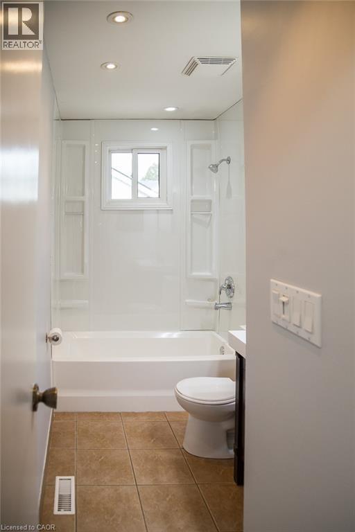 Mainfloor bathroom - 96 Pathfinder Crescent, Kitchener, ON - Indoor Photo Showing Bathroom