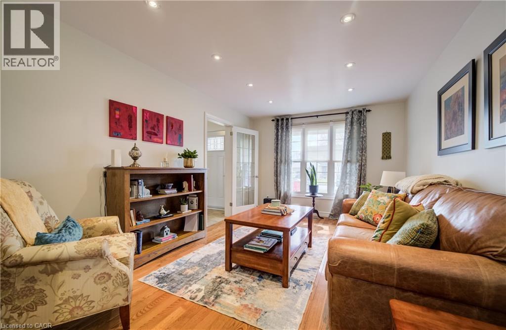 150 Bayne Crescent, Cambridge, ON - Indoor Photo Showing Living Room