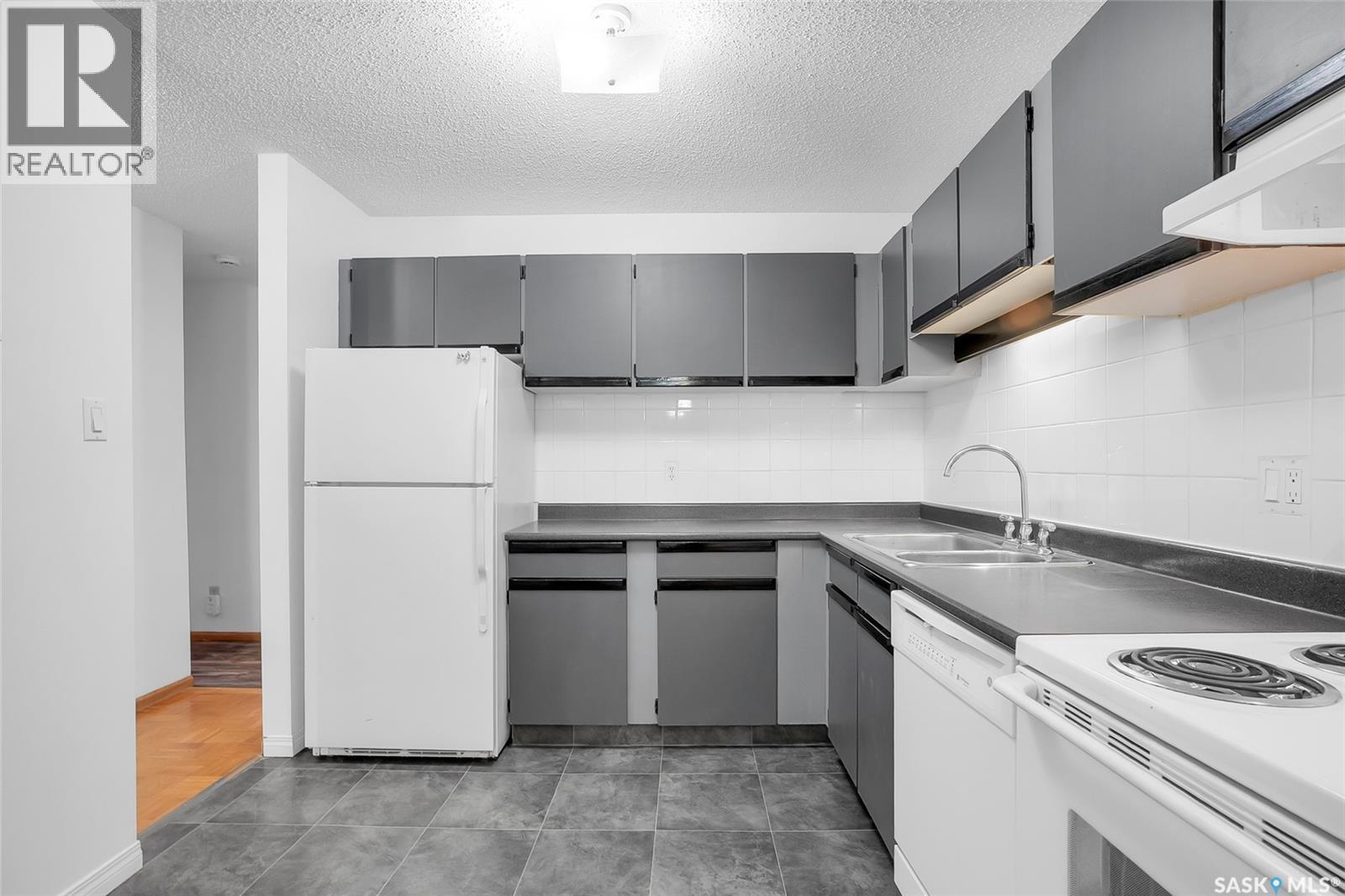 304 385 Kingsmere Boulevard, Saskatoon, SK - Indoor Photo Showing Kitchen With Double Sink