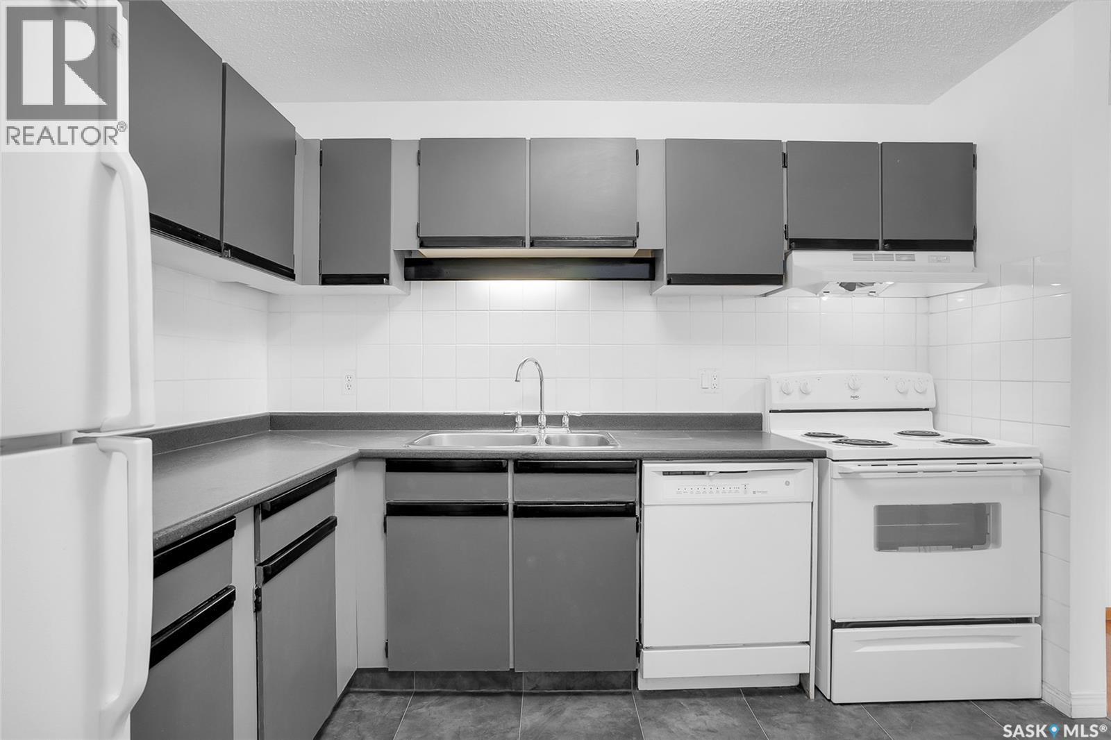 304 385 Kingsmere Boulevard, Saskatoon, SK - Indoor Photo Showing Kitchen With Double Sink