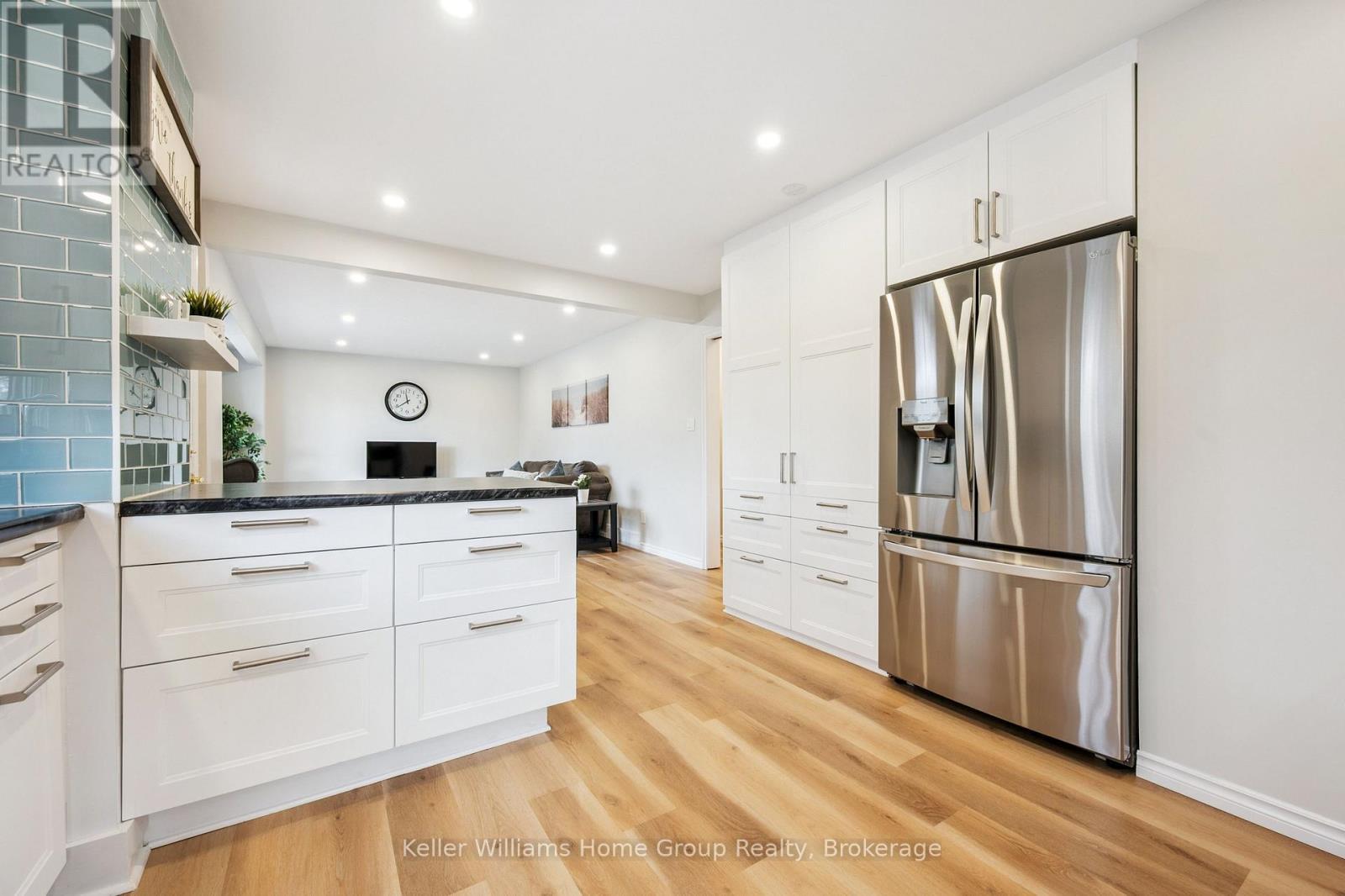 23 Hastings Boulevard, Guelph (Grange Road), ON - Indoor Photo Showing Kitchen With Upgraded Kitchen