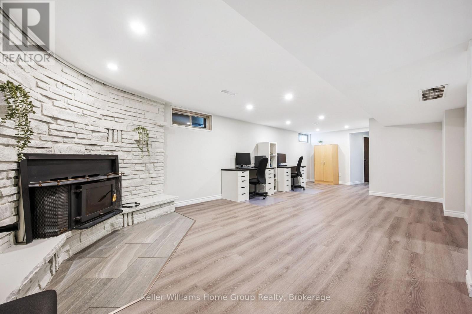 23 Hastings Boulevard, Guelph (Grange Road), ON - Indoor With Fireplace