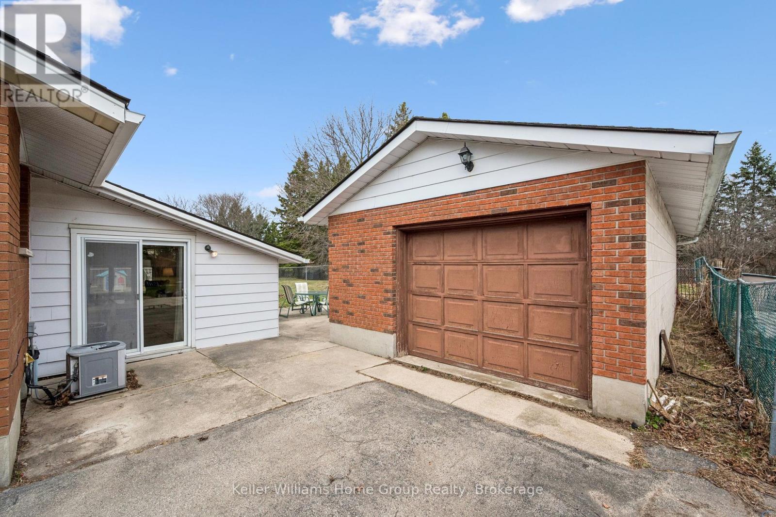 Garage w/hydro 33'10\" x 15'6\" - 23 Hastings Boulevard, Guelph (Grange Road), ON - Outdoor With Exterior