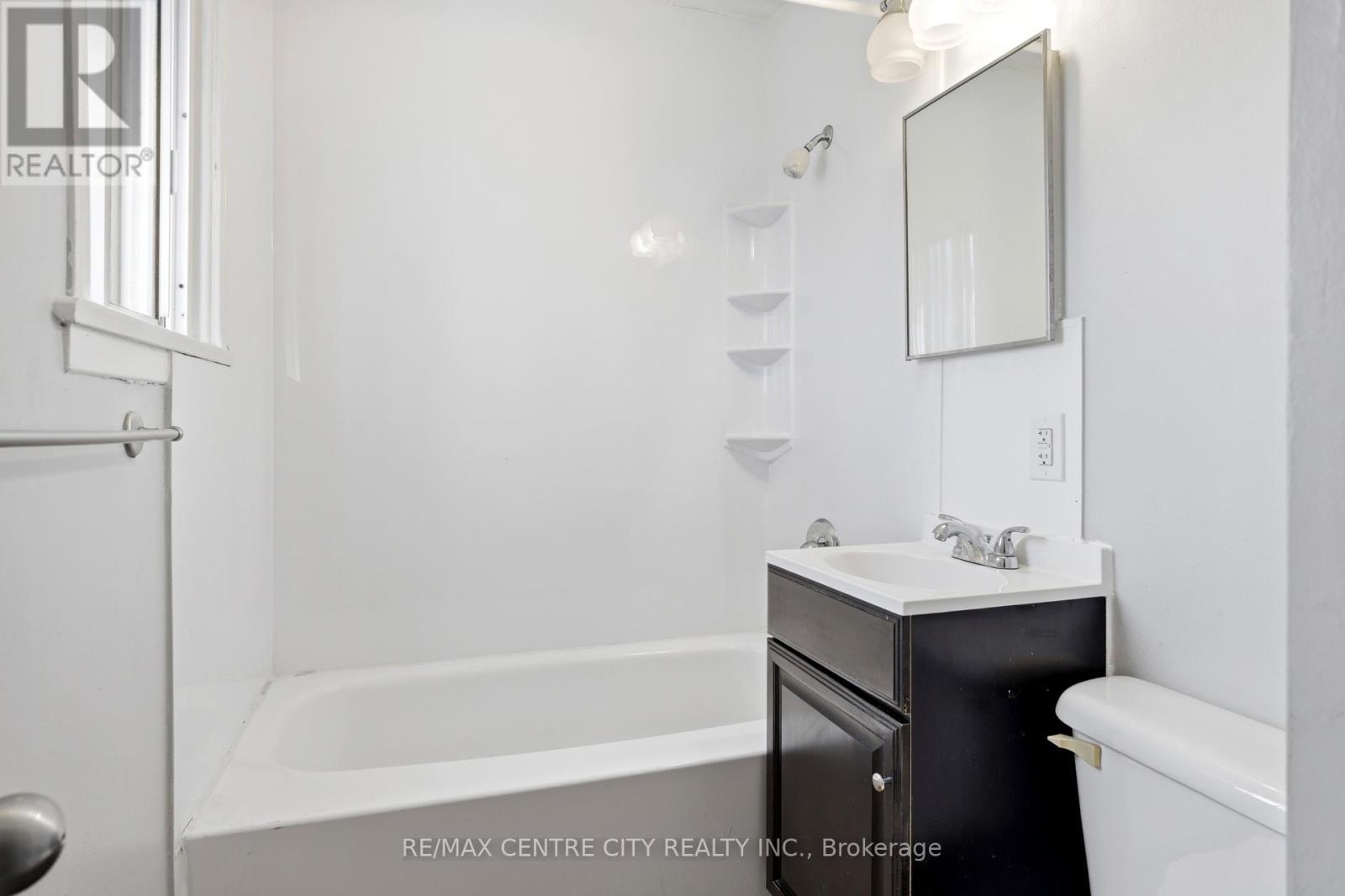 64 Dunkirk Drive, St. Thomas, ON - Indoor Photo Showing Bathroom