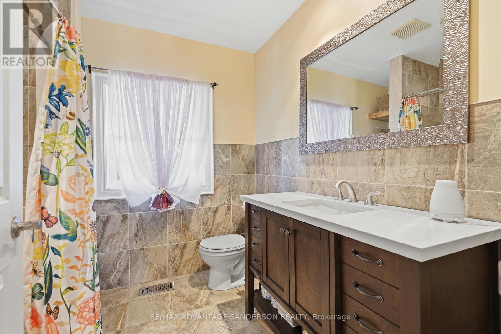 22476 Coldstream Road, Middlesex Centre, ON - Indoor Photo Showing Bathroom