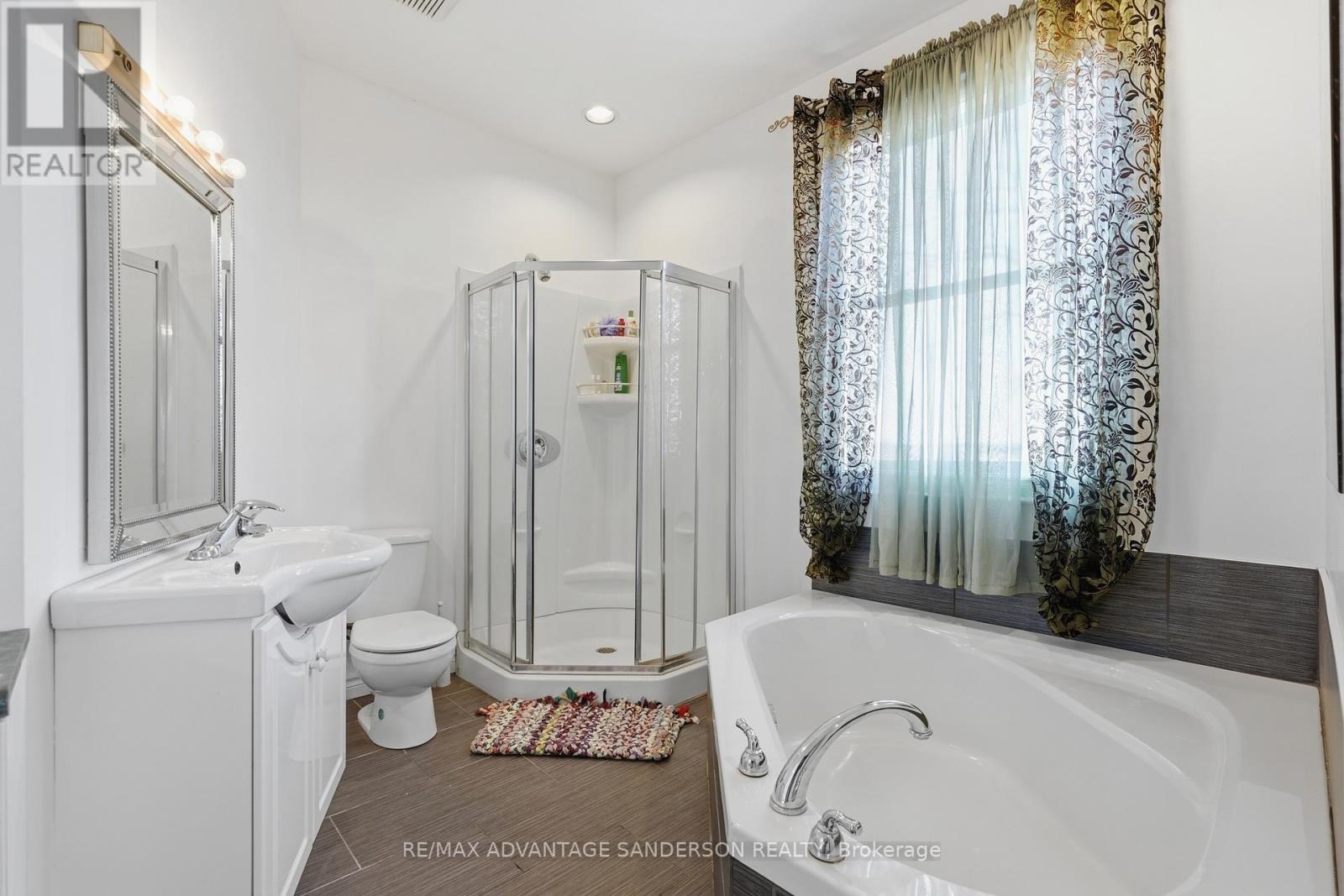 22476 Coldstream Road, Middlesex Centre, ON - Indoor Photo Showing Bathroom