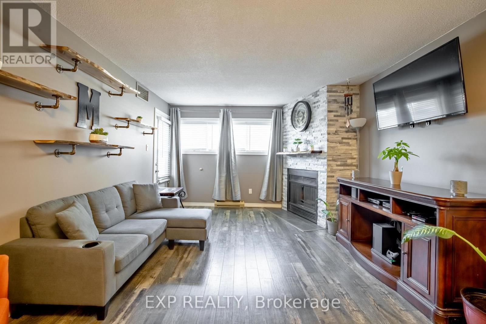 120 - 78 Roehampton Avenue, St. Catharines (Carlton/Bunting), ON - Indoor Photo Showing Living Room With Fireplace
