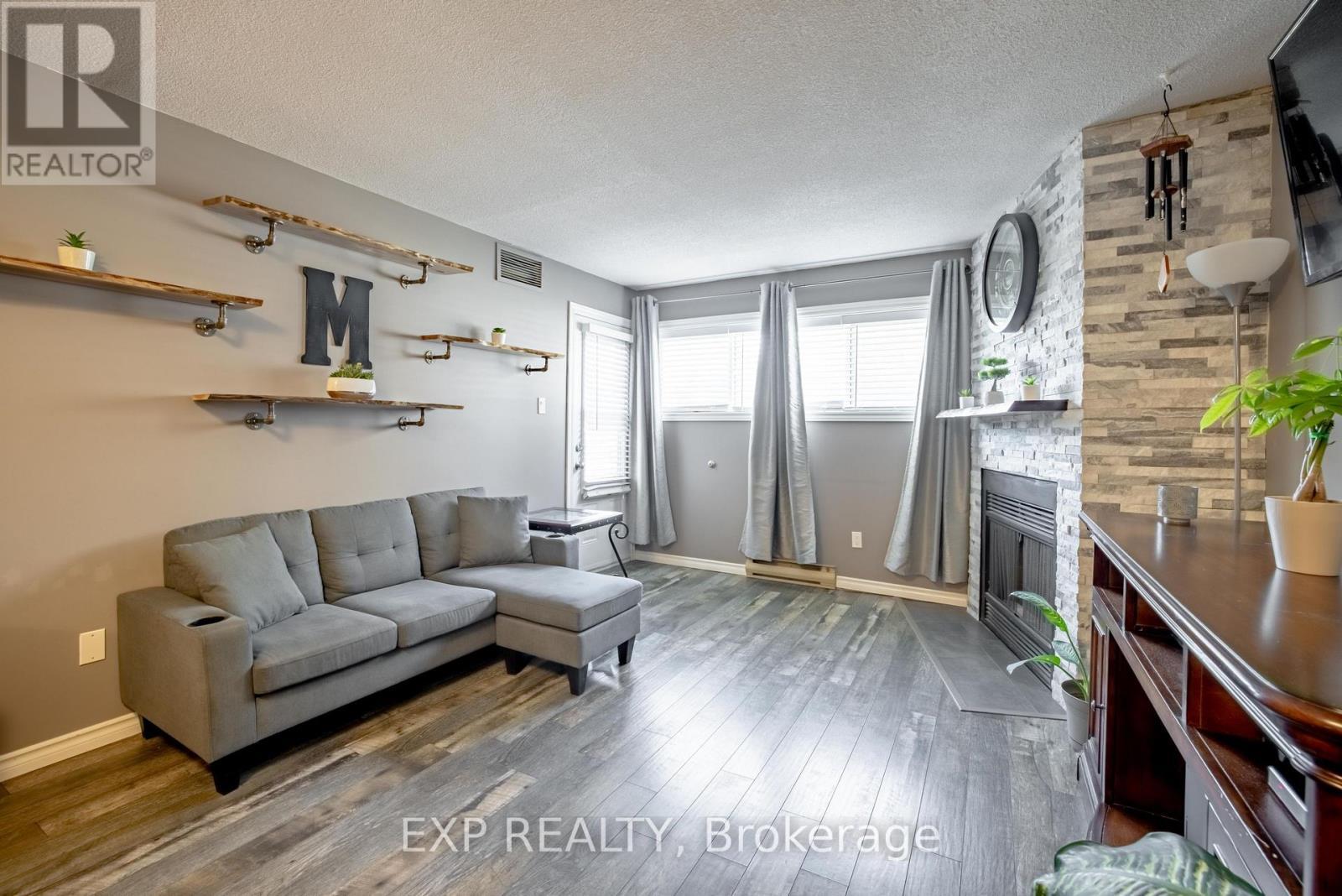 120 - 78 Roehampton Avenue, St. Catharines (Carlton/Bunting), ON - Indoor Photo Showing Living Room With Fireplace