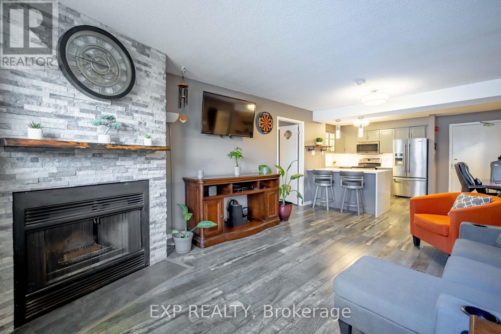 120 - 78 Roehampton Avenue, St. Catharines (Carlton/Bunting), ON - Indoor Photo Showing Living Room With Fireplace
