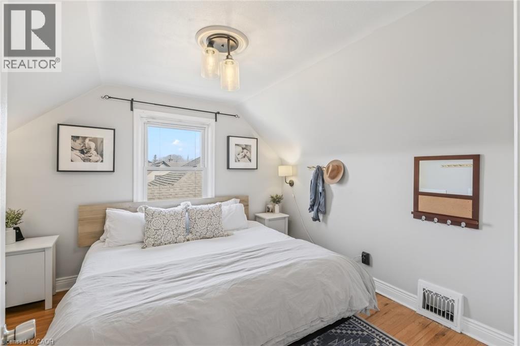 43 Woodbridge Road, Hamilton, ON - Indoor Photo Showing Bedroom