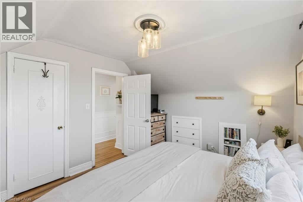 43 Woodbridge Road, Hamilton, ON - Indoor Photo Showing Bedroom