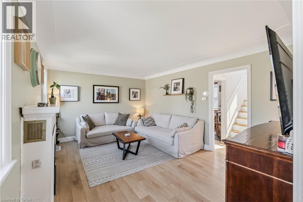 43 Woodbridge Road, Hamilton, ON - Indoor Photo Showing Living Room