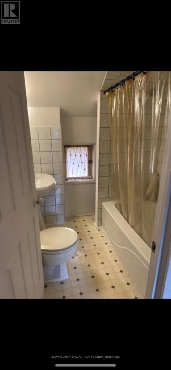 70 Wellington Street S, Hamilton, ON - Indoor Photo Showing Bathroom