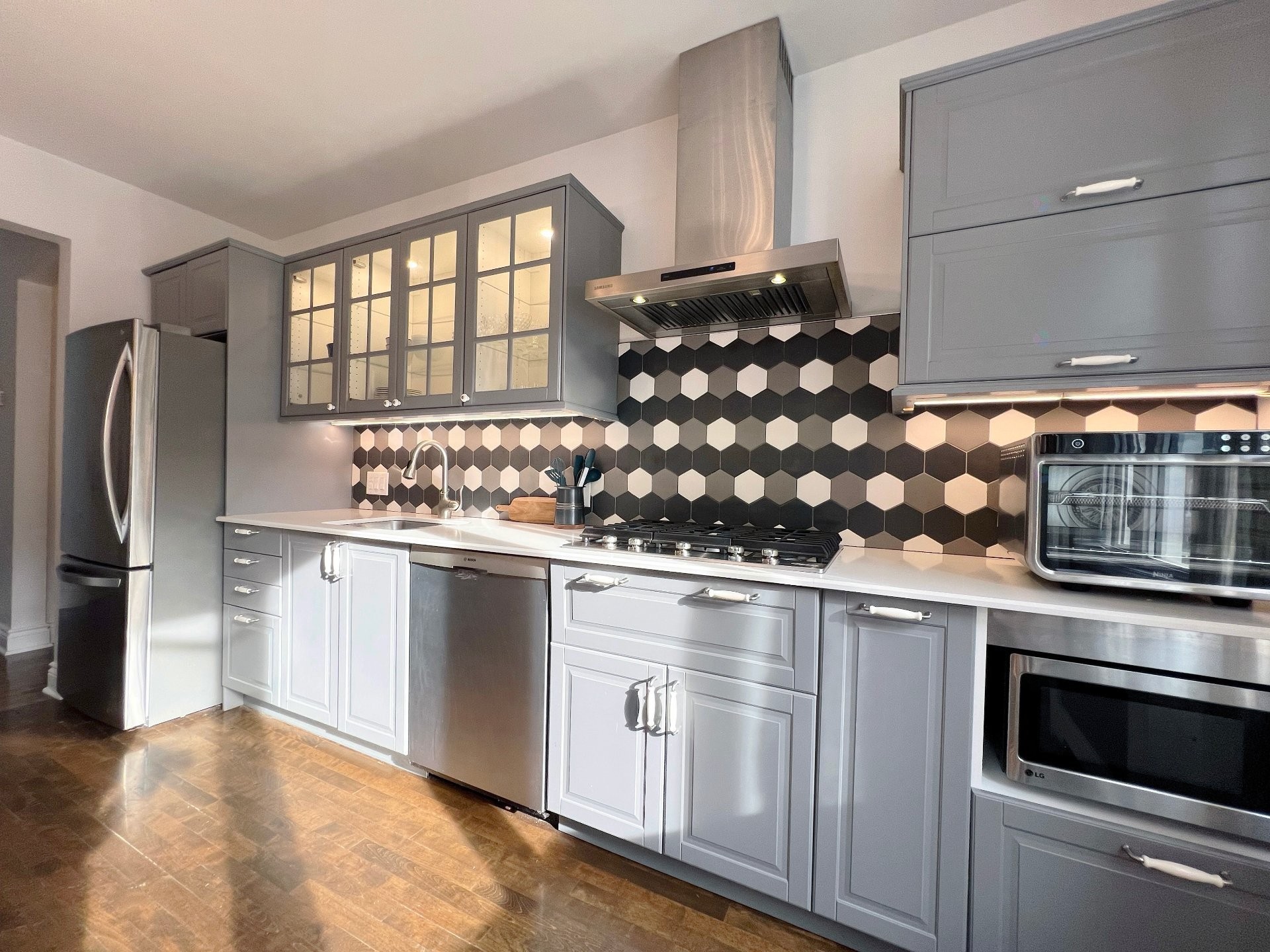 Cuisine - 4672 Av. Lacombe, Montréal (Côte-Des-Neiges/Notre-Dame-De-Grâce), QC - Indoor Photo Showing Kitchen With Upgraded Kitchen