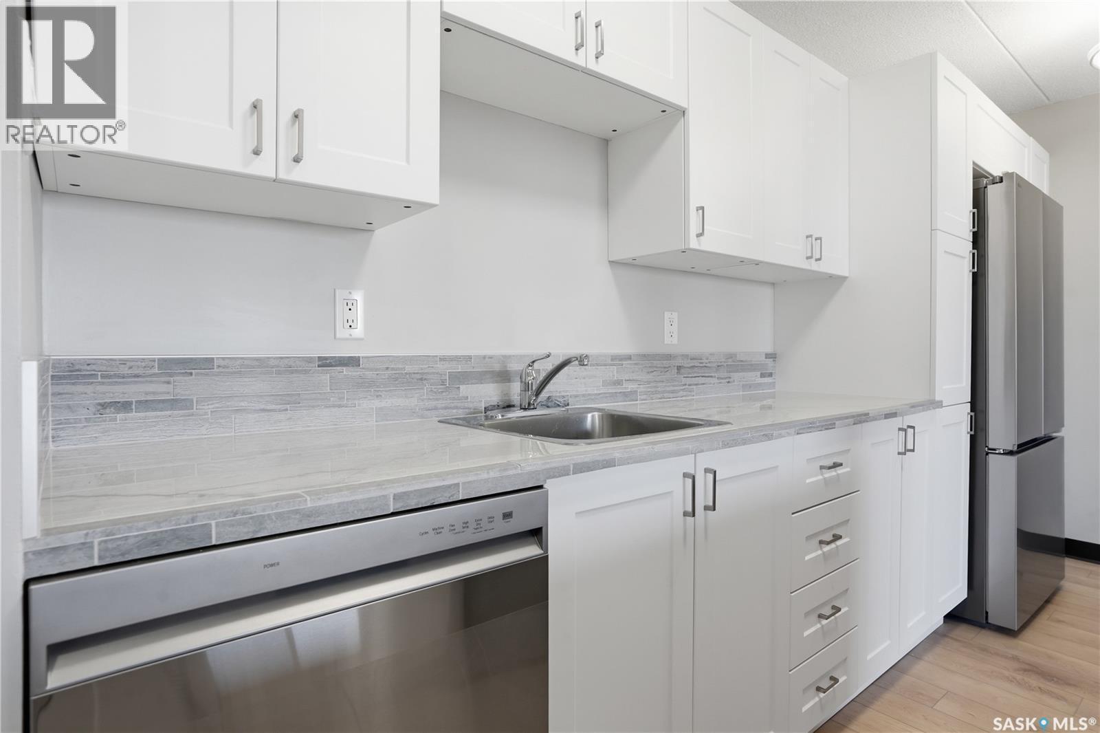 526 65 Westfield Drive, Regina, SK - Indoor Photo Showing Kitchen With Upgraded Kitchen