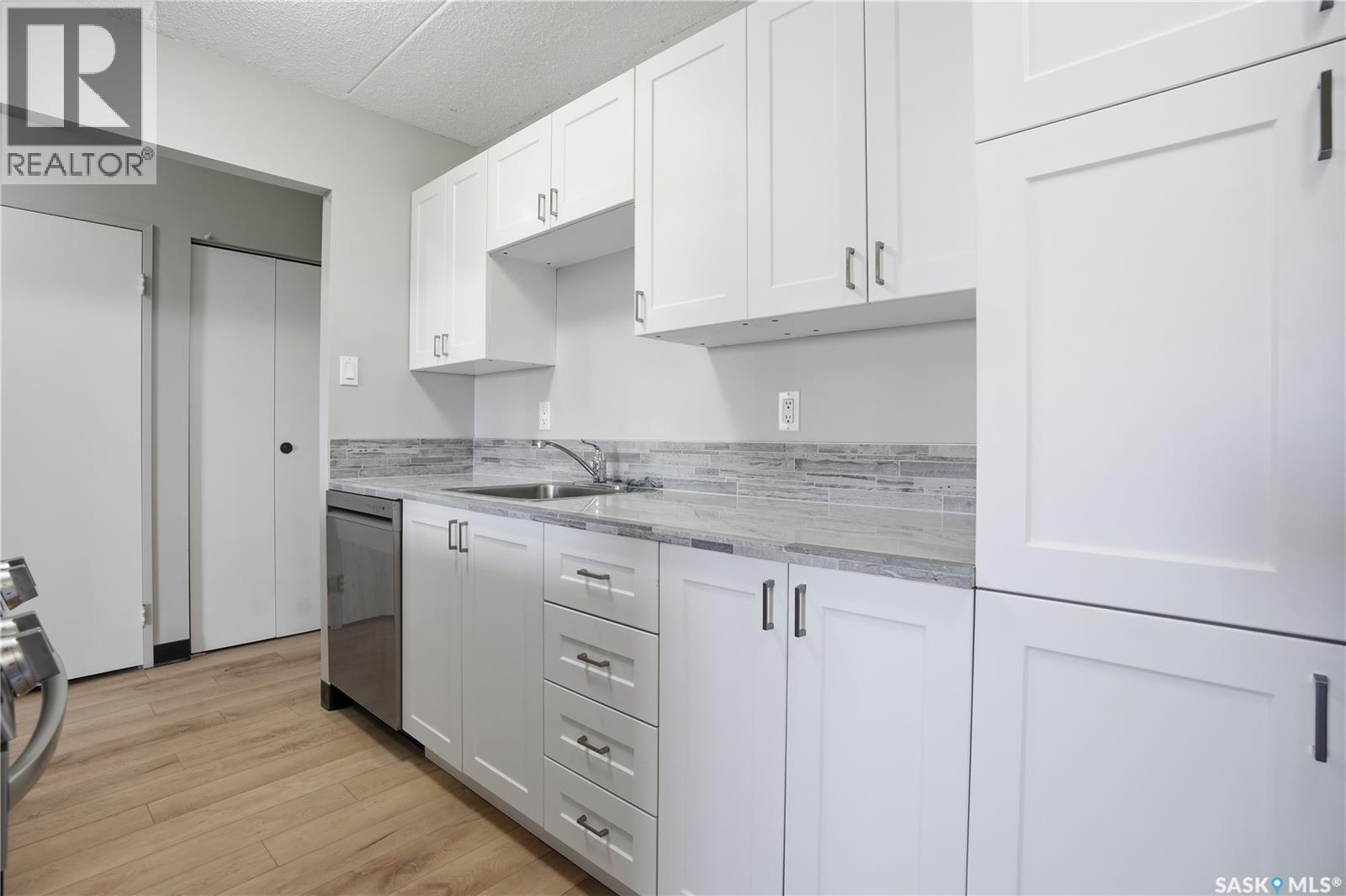 526 65 Westfield Drive, Regina, SK - Indoor Photo Showing Kitchen