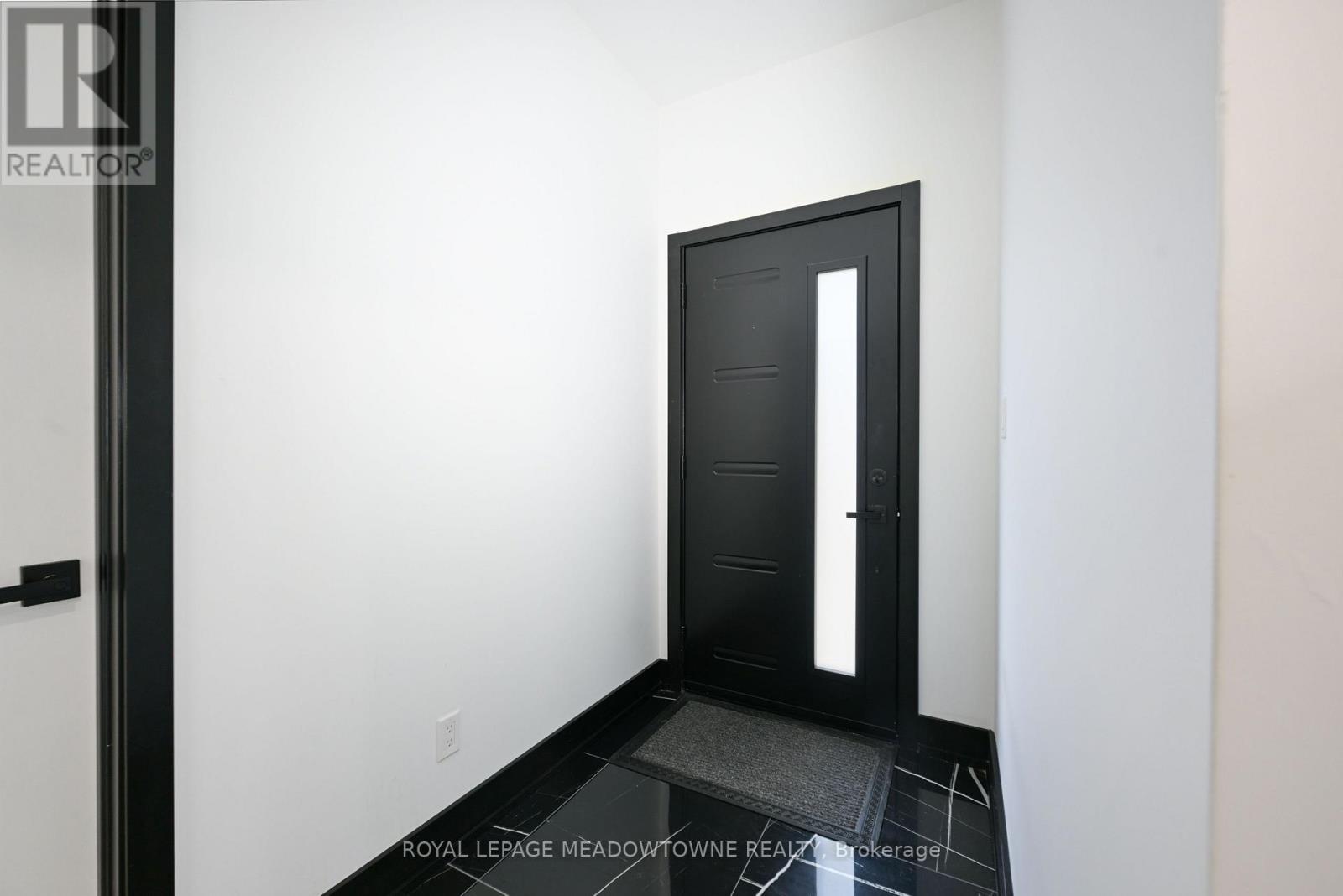 374 Highway 8, Hamilton, ON - Indoor Photo Showing Other Room