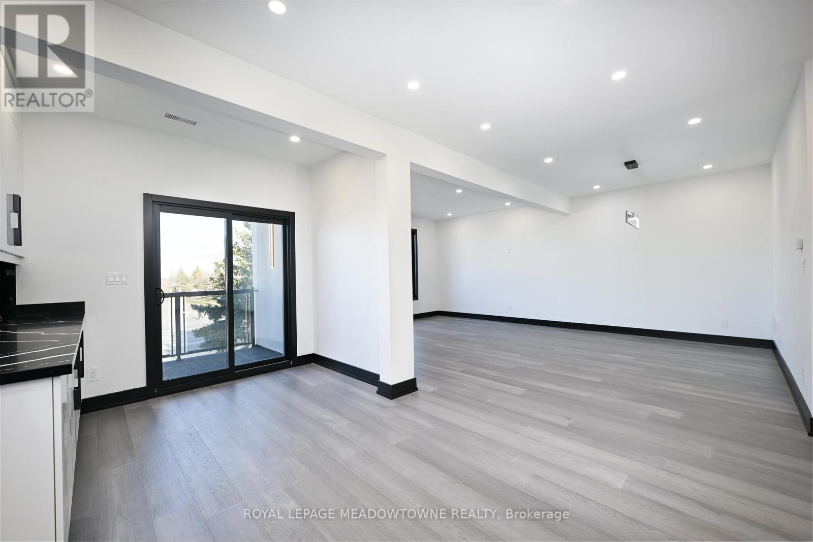 374 Highway 8, Hamilton, ON - Indoor Photo Showing Other Room