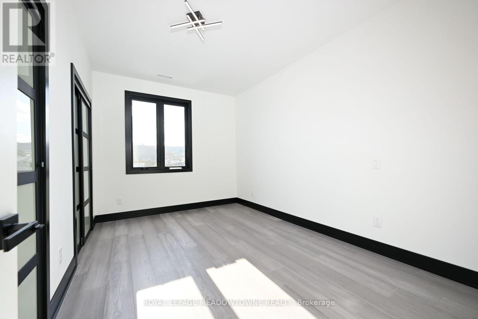 374 Highway 8, Hamilton, ON - Indoor Photo Showing Other Room