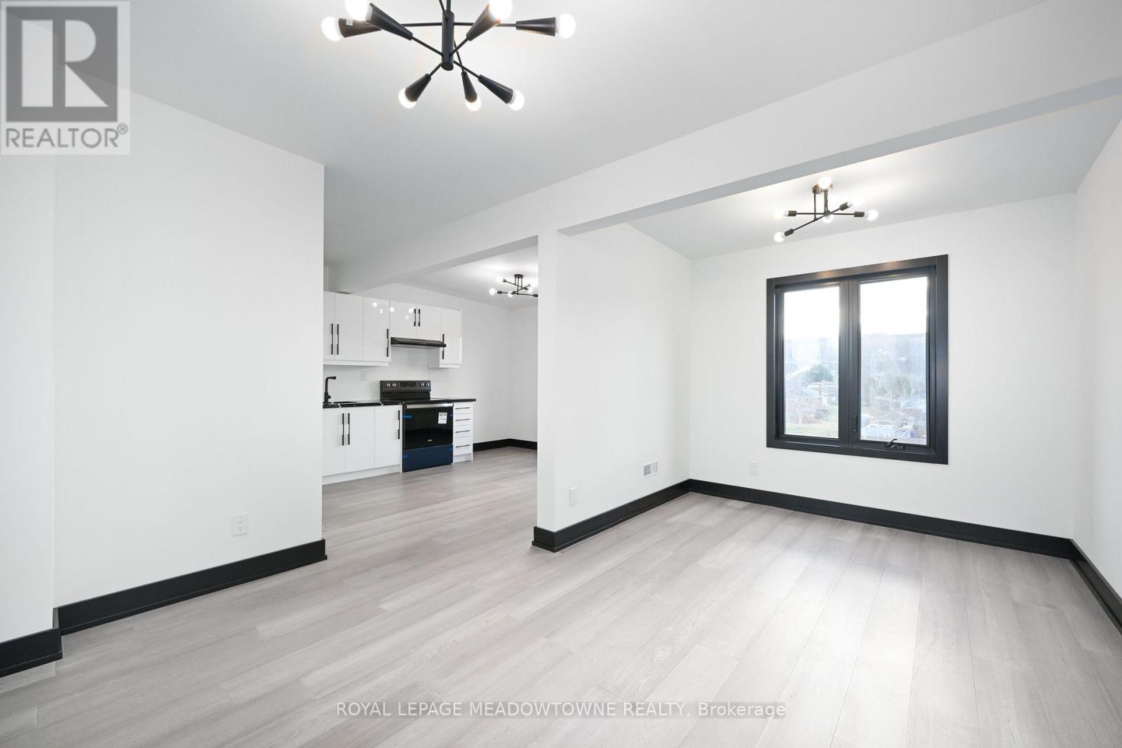 374 Highway 8, Hamilton, ON - Indoor Photo Showing Other Room