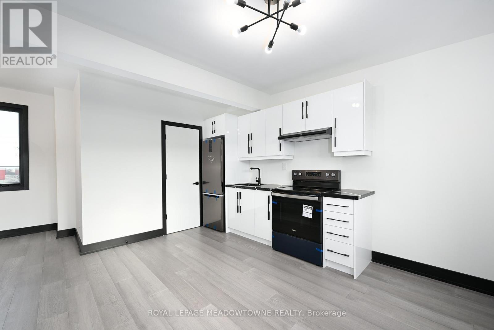 374 Highway 8, Hamilton, ON - Indoor Photo Showing Kitchen