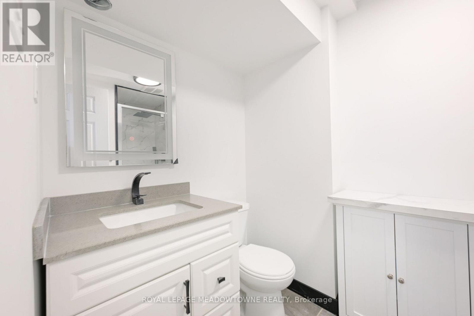 374 Highway 8, Hamilton, ON - Indoor Photo Showing Bathroom